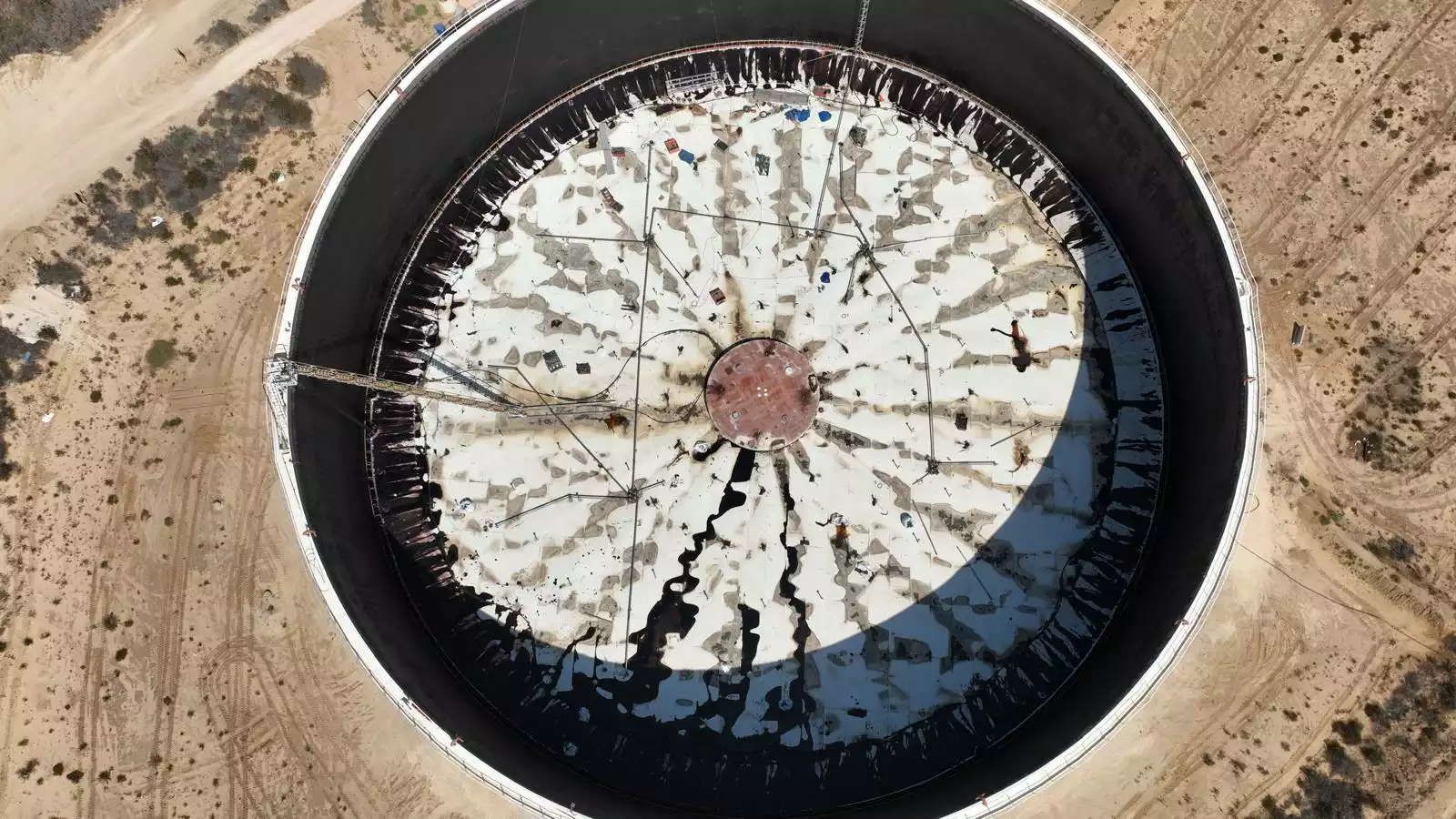 מבט על מתוך מיכל תעשייתי בתהליך עבודה